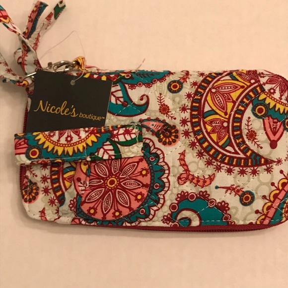 Gorgeous Nicole’s boutique quilted wristlet ❤️ - Picture 4 of 8